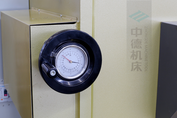 ZDG-640刀片間隙調(diào)節(jié)裝置，設(shè)置在機架前面，并有刻度顯示，調(diào)節(jié)方便.jpg
