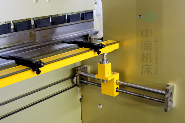 ZDP-10032高精度x軸結(jié)構(gòu)，采用滾珠絲桿，精度高無游隙，淬火高強(qiáng)度擋指，并有倒三角鎖卡裝置不掉落.jpg