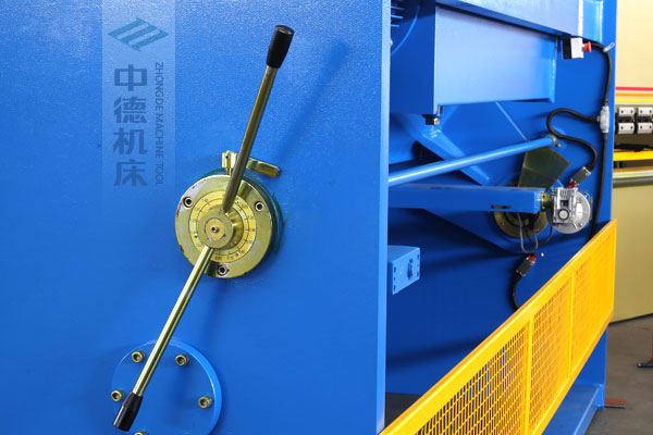 ZDSK-1632剪板機(jī)刀片間隙手動(dòng)調(diào)節(jié)器，刻度清淅，調(diào)節(jié)省力又簡(jiǎn)便.jpg