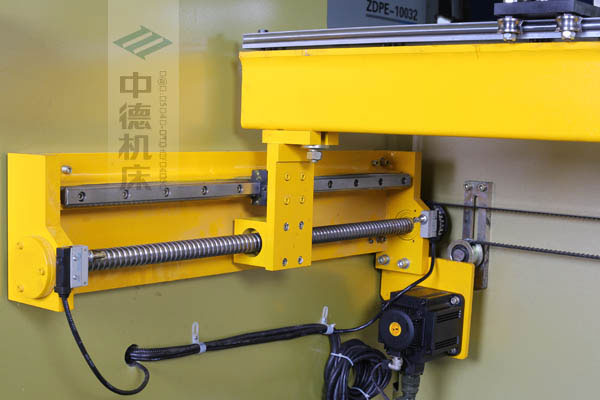 ZDPK-10032X軸配有滾珠絲桿及直線導(dǎo)軌，大功率伺服電機(jī)，鋼絲同步帶，能顯著提升X軸定位精度及速度