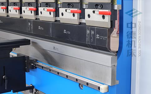 ZDPK-6325標配高精度模具快夾，換模速度快5倍，加高型模托是門業(yè)制造專業(yè)配置.jpg