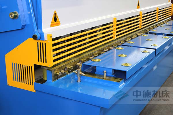 ZDS-1632剪板機(jī)進(jìn)料口，安全防護(hù)，進(jìn)料無(wú)阻，又能直接觀看到燈光對(duì)線的剪切位置.jpg