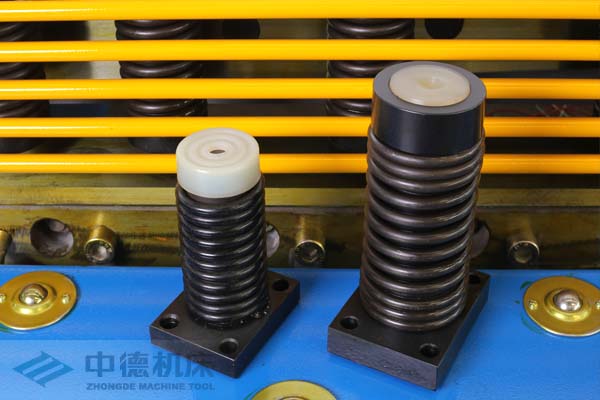 ZDS-1632采用高品質(zhì)壓料油缸，不滲油不會(huì)在板材表面留有油污.jpg