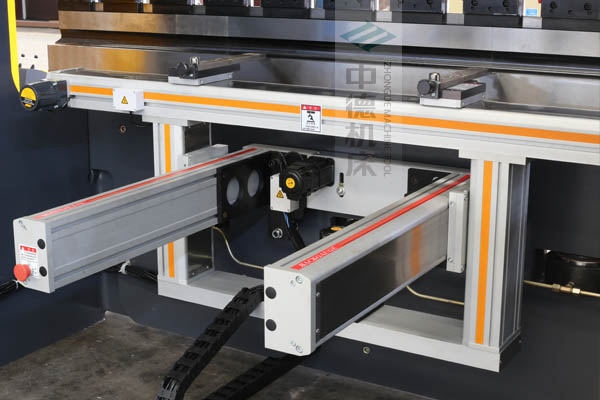 ZDPE8025-4+1軸全封套加強(qiáng)型鋁合金后檔料系統(tǒng)，內(nèi)有成套滾珠絲桿和直線導(dǎo)軌，精度高速度快噪音低.jpg