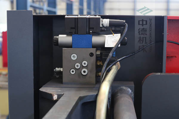 ZDPE8025采用進(jìn)口液壓系統(tǒng)，穩(wěn)定無故障，耐高溫高壓，持久工作精度高.jpg