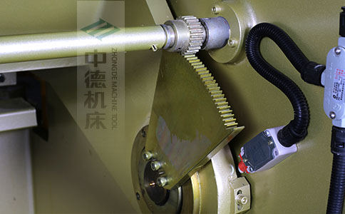 ZDS-1032采用高精度刀片間隙調(diào)節(jié)齒輪，經(jīng)過淬火高硬度又耐磨，表面鍍鋅不生銹，長年累月使用依然有很高的調(diào)節(jié)精度.jpg