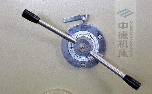 ZDS-1032剪板機(jī)刀片間隙手動(dòng)調(diào)節(jié)器，刻度清淅，調(diào)節(jié)省力又簡便.jpg