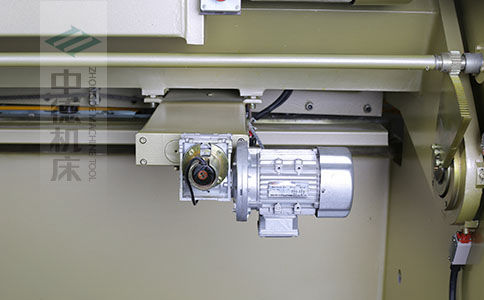ZDS-1032剪板機(jī)后檔料結(jié)構(gòu)，平行度高，并采用國內(nèi)一流品牌軸承，耐磨抗壓壽命長.jpg